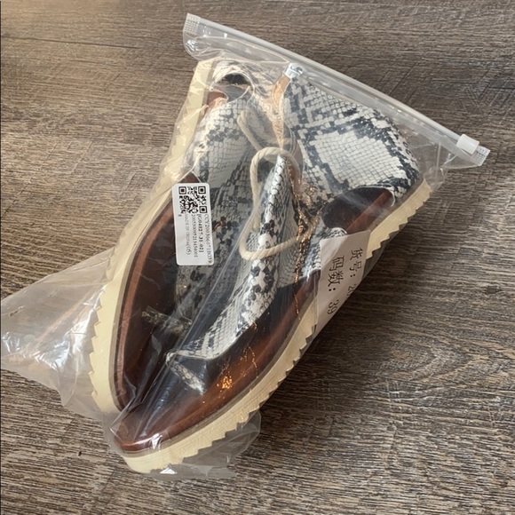 NIB Snakeskin Cut Out Sandals 8 - Picture 11 of 11